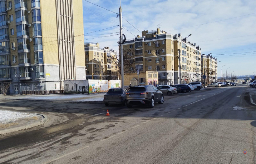 Возле элитного ЖК Range Rover протаранил легковушку в Волгограде