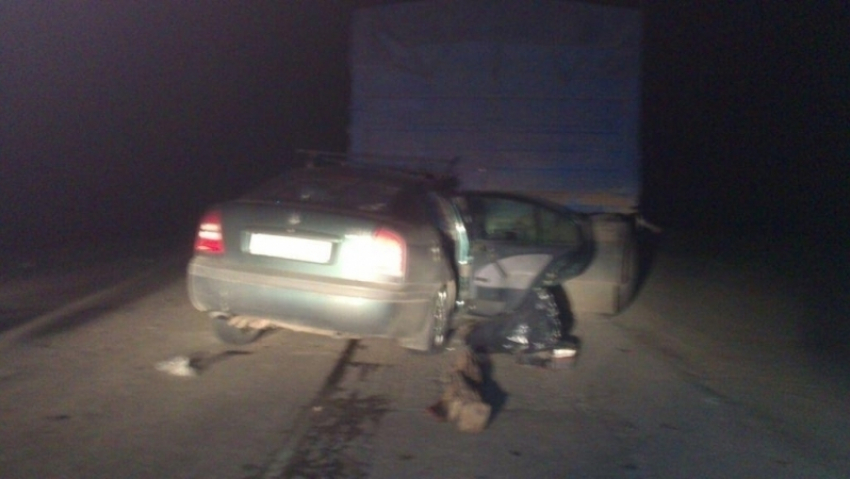 Под Волгоградом водитель Skoda врезался в стоящий КамАЗ: двое погибли 