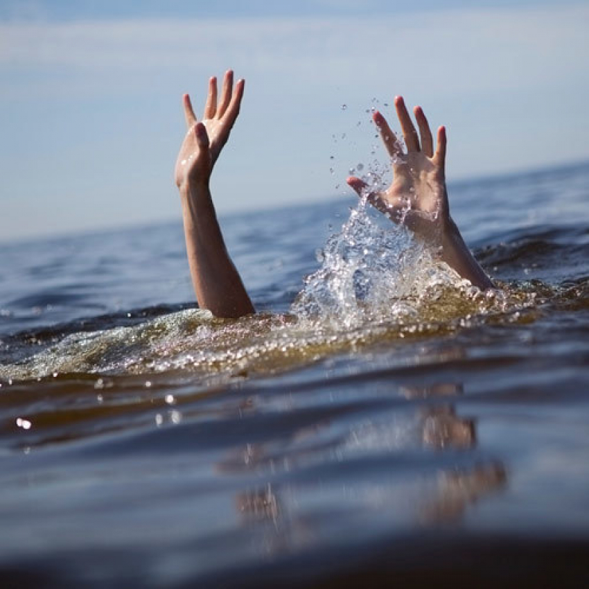 Под Волгоградом 23-летнюю девушку не смогли спасти из воды двое друзей