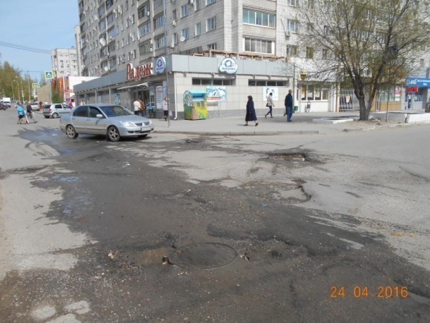 В Волгограде чиновники проигнорировали жалобы и допустили падение пешехода в люк