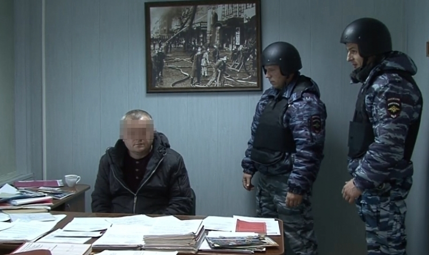  В Волгограде сотрудники МЧС 6 лет получали от владельца АЗС взятку