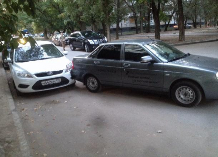 В центре Волгограда столкнулись два автомобиля без водителей