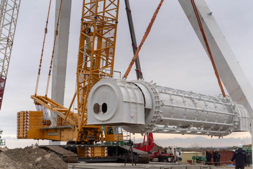 Парение 140-тонной детали над центром Волгограда сняли на видео: летела как пушинка