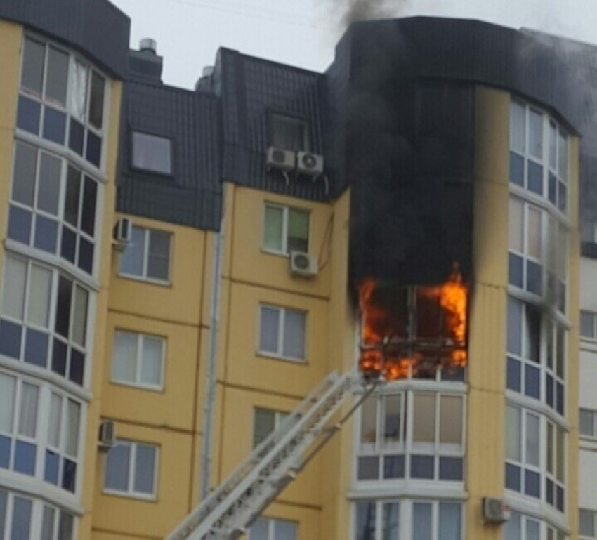 Новая многоэтажка загорелась в Дзержинском районе Волгограда