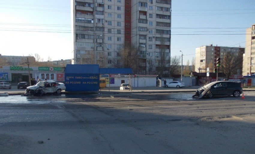 В Волгограде замдиректора на «Ситроене» протаранил «Дэу Нексия»: 2 ранены