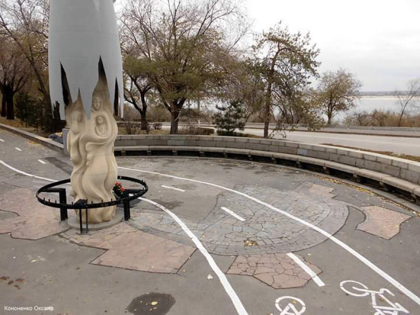 Опрос «Блокнот Волгоград»: Как вы относитесь к порче памятника велосипедной дорожкой? 
