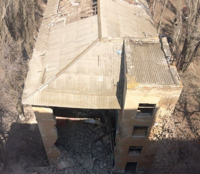 На севере Волгограда обрушилось пустующее здание общежития, когда-то принадлежавшее тракторному заводу