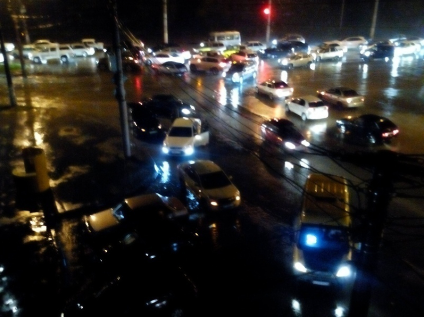 В Волгограде из-за ливня случился транспортный коллапс: глохнут авто