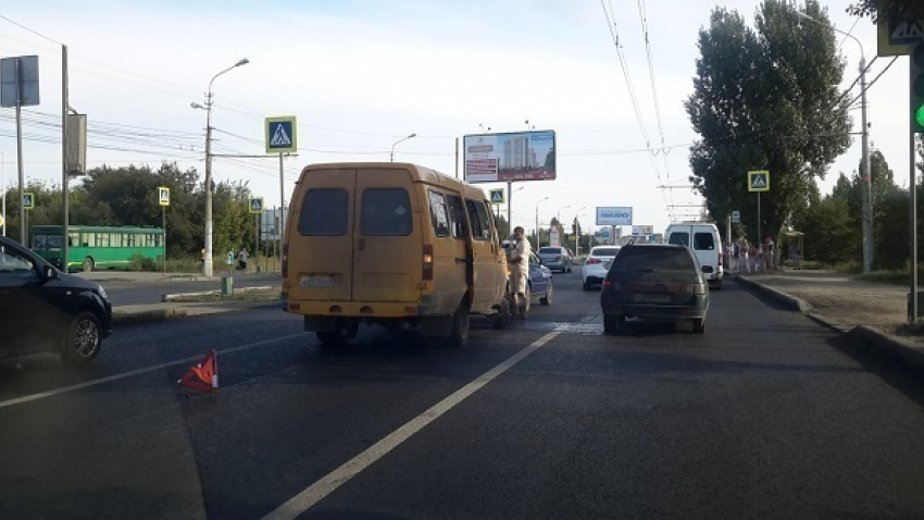 Кировский район встал в пробку из-за ДТП с маршруткой 