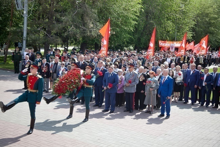 В Волгограде возложили цветы к Вечному огню на площади Павших борцов