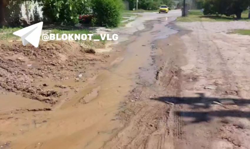 Придется подождать: перекресток активно заливает в Волгограде
