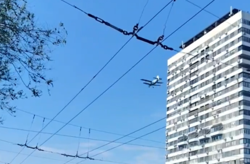 Низкий пролет самолета сняли над центром Волгограда 