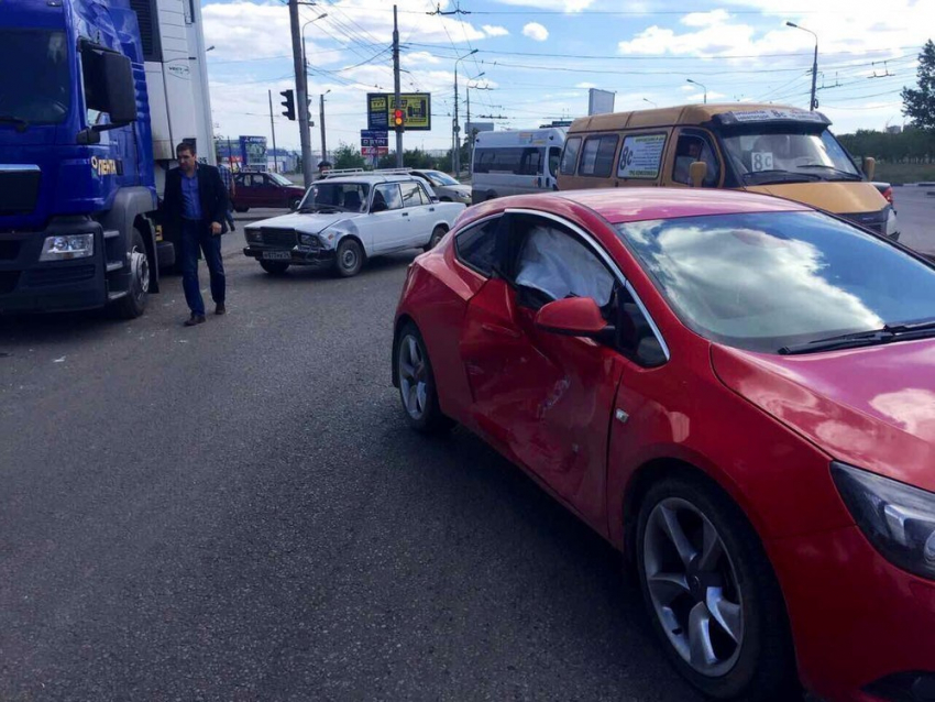 ДТП с «семеркой» и Opel собрало огромную пробку на юге Волгограда 