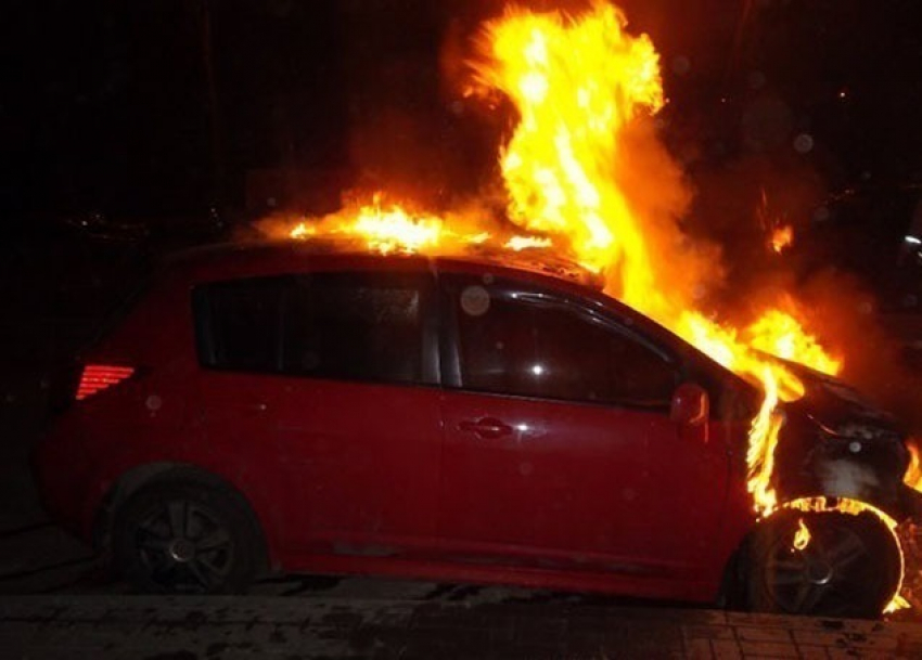 Nissan March выгорел дотла на западе Волгограда