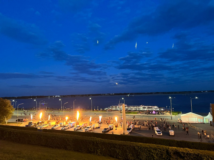 В Волгограде устроили огненное шоу на набережной: видео