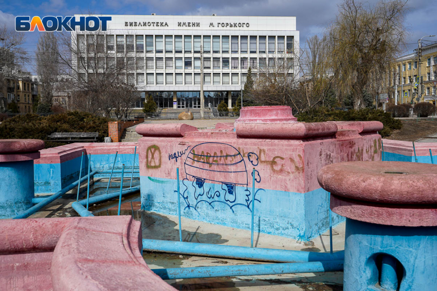Разруха и граффити изуродовали исторический центр Волгограда: фоторепортаж