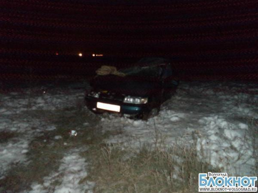В Волгоградской области водитель десятки зацепил обочину и улетел в кювет