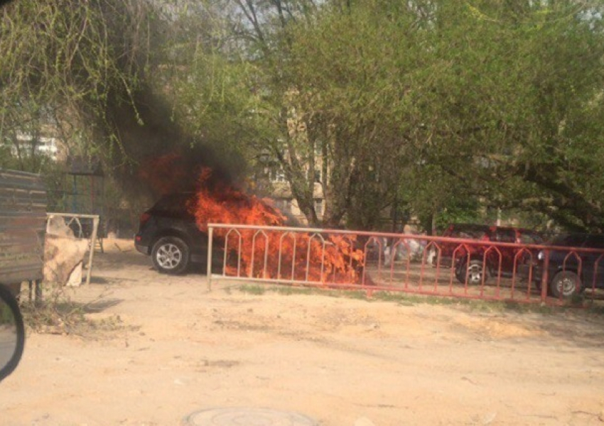 Audi сгорела дотла на западе Волгограда 