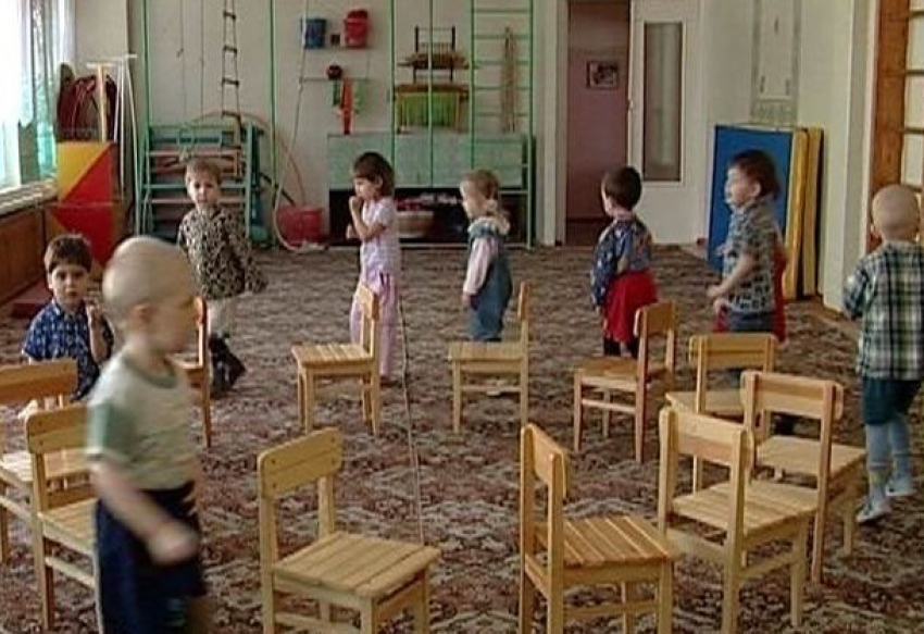 Жители Волжского возмущены обязательством платить за пропуски детей в детских садах