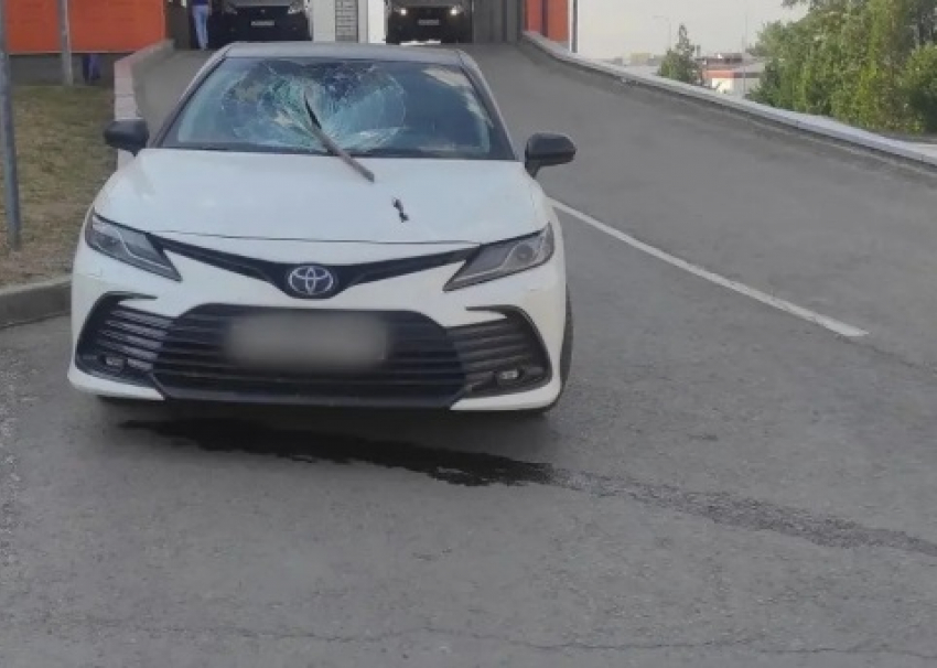 В реанимации спасают волгоградца из пробитой ломом Toyota