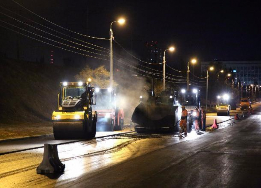 Улицу Симбирскую в Волгограде по ночам закатывают асфальтобетоном