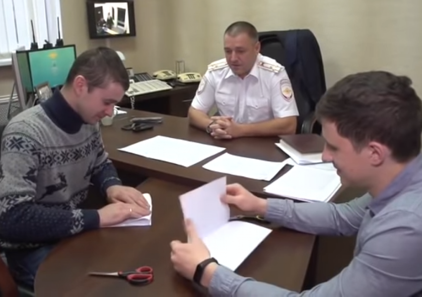 Бывший главный полицейский Волгограда в Калининграде заставил подчиненных вырезать снежинки