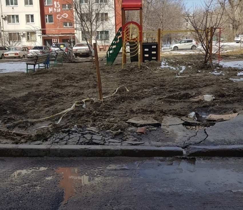 Детская площадка превратилась в месиво из грязи и разбитого асфальта в Волгограде