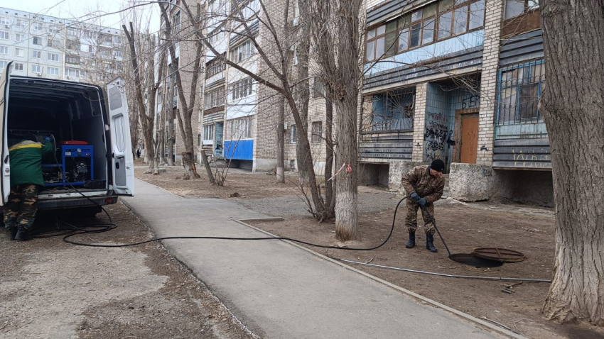 На юге Волгограда УК «Новый дом» совместно с Концессиями водоснабжения ликвидирует последствия коммунальных аварий