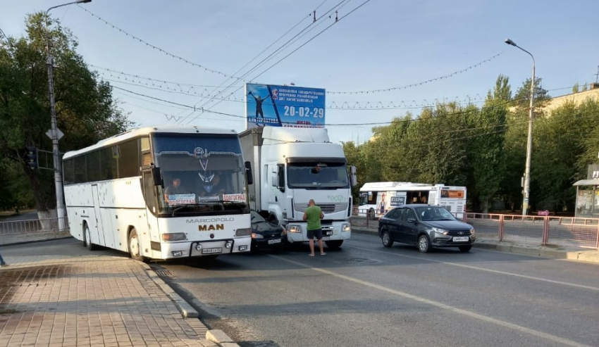 В Волгограде ДТП с автобусом и фурой заблокировало Вторую Продольную