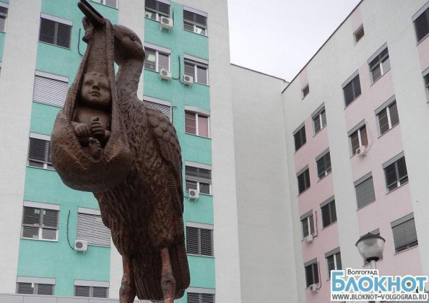 В Волгоградском перинатальном центре установили скульптуру аиста
