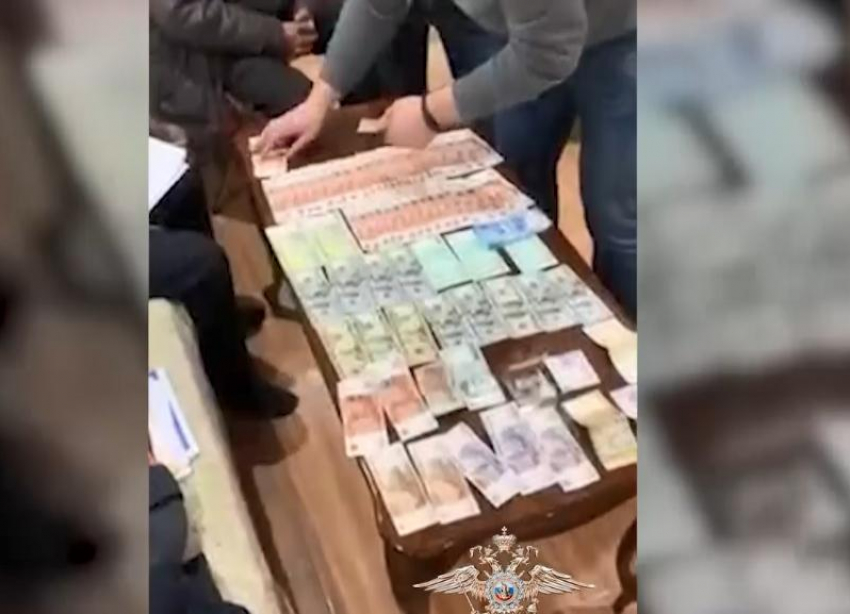 На видео попало, как волгоградцев «разводили» псевдоюристы на 30 млн рублей