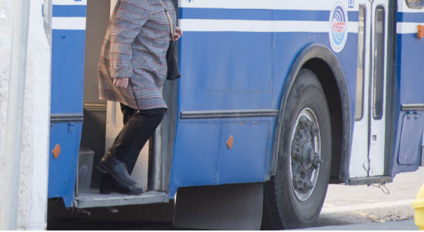 В Волгограде ищут очевидцев смертельного падения пенсионерки в троллейбусе