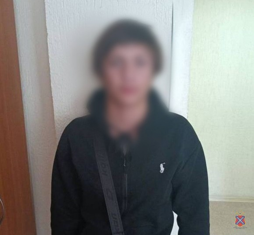 Дерзкий грабеж волгоградского подростка в сетевом магазине попал на видео 