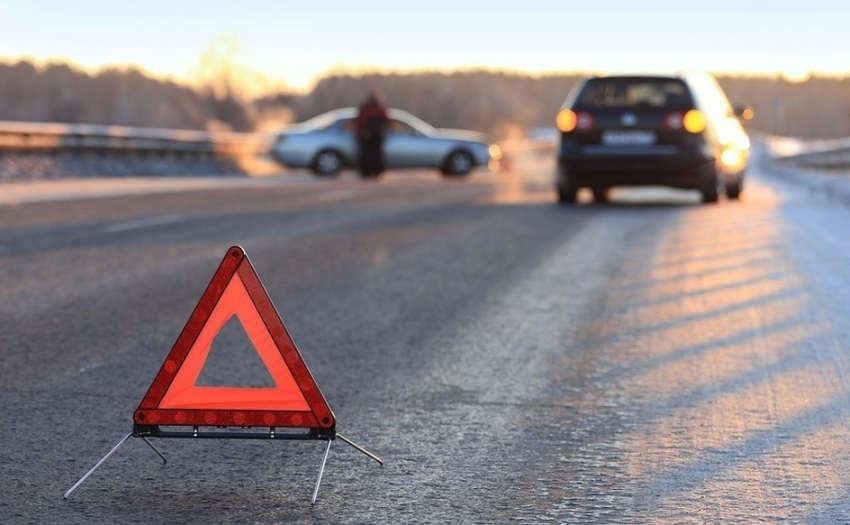 Двое взрослых и 16-летний подросток пострадали в наезде Hyundai на «Приору» в Волгограде