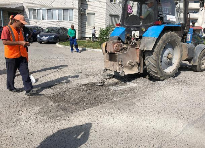 После публикации «Блокнота Волгограда» волжанам начали ремонтировать внутриквартальную дорогу