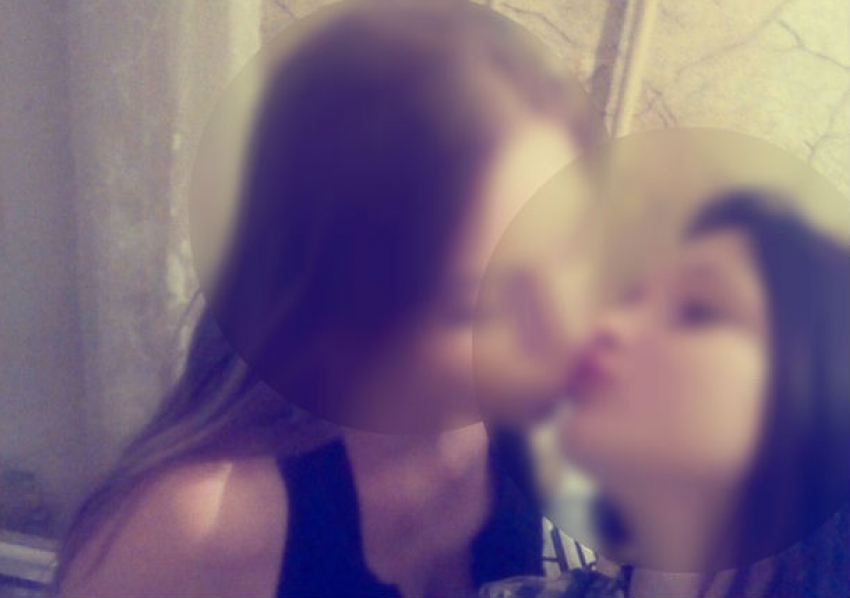 Горячий поцелуй брюнетки и блондинки попал на фото в Волгограде 