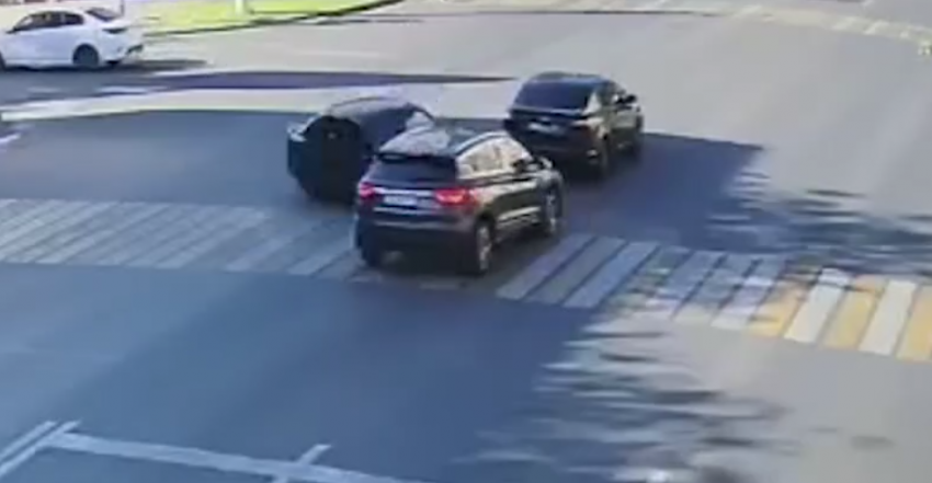 Мощное ДТП у ТЦ попало на видео в Волгограде