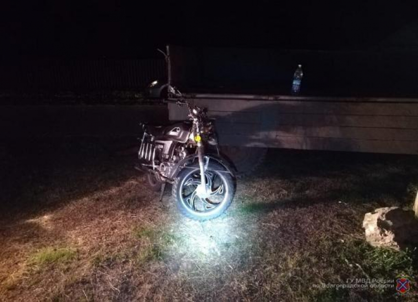 Водитель мопеда врезался в прицеп трактора и погиб в Волгоградской области