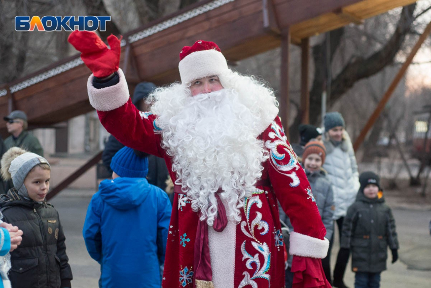 Родителей школьников предупреждают о конфетах со снюсом от Деда Мороза и Снегурочки в Волгограде