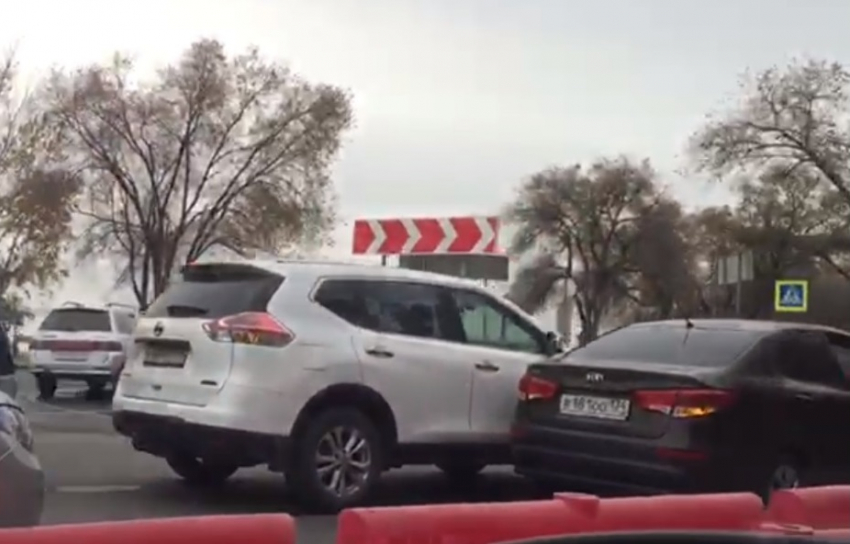 Nissan столкнулся с Kia на Нулевой Продольной: образовалась пробка