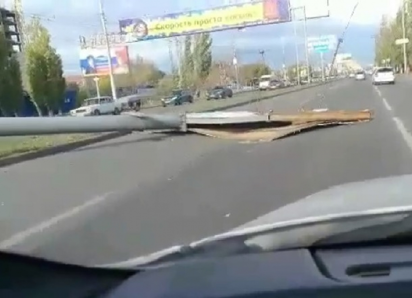 Рекламный щит рухнул на Вторую Продольную из-за шквалистого ветра на юге Волгограда