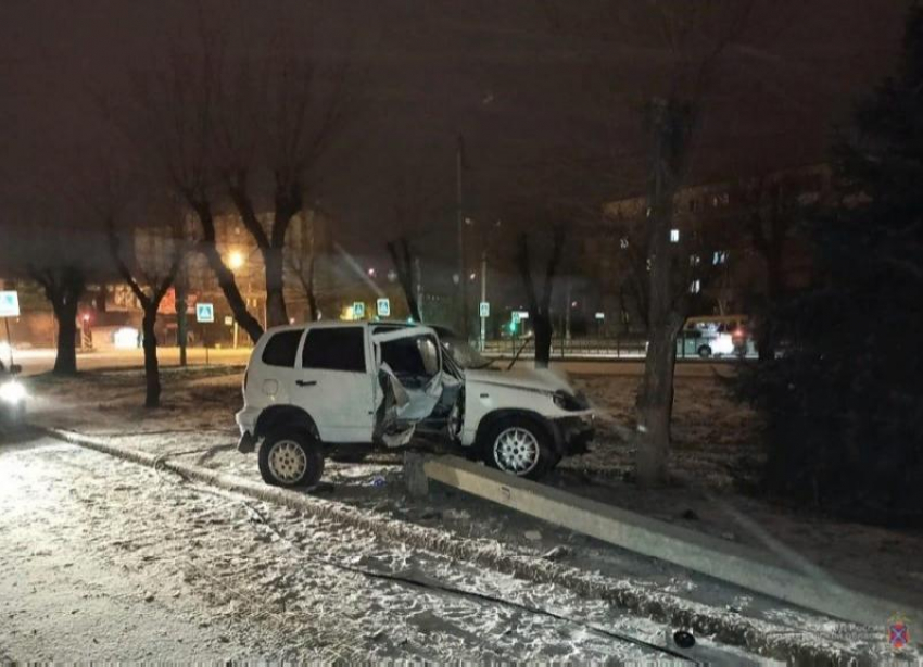 Водитель за рулем Niva протаранил столб в Волжском: два человека в больнице