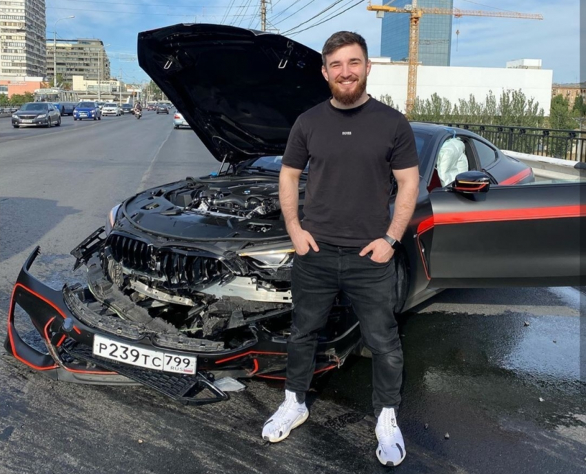Скандальный блогер нелепо разбил машину за 9 млн рублей на Астраханском мосту в Волгограде
