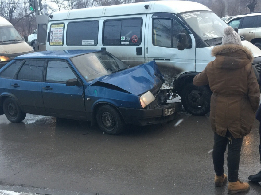 В Волгограде за вечер две маршрутки попали в аварии 