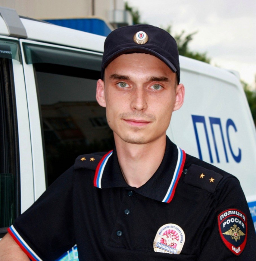 Волгоградский полицейский спас жизнь лежащему на обочине человеку