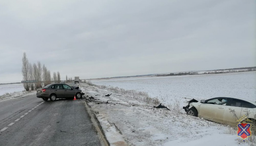 Женщина погибла в столкновении двух авто и КаМАЗа под Волгоградом