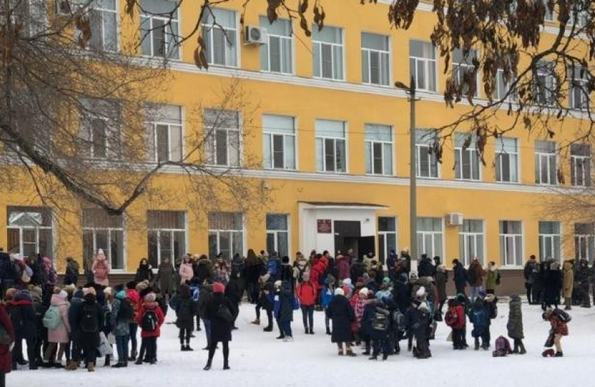 Эвакуацию школ в Волгограде сняли на видео: список «заминированных» учреждений