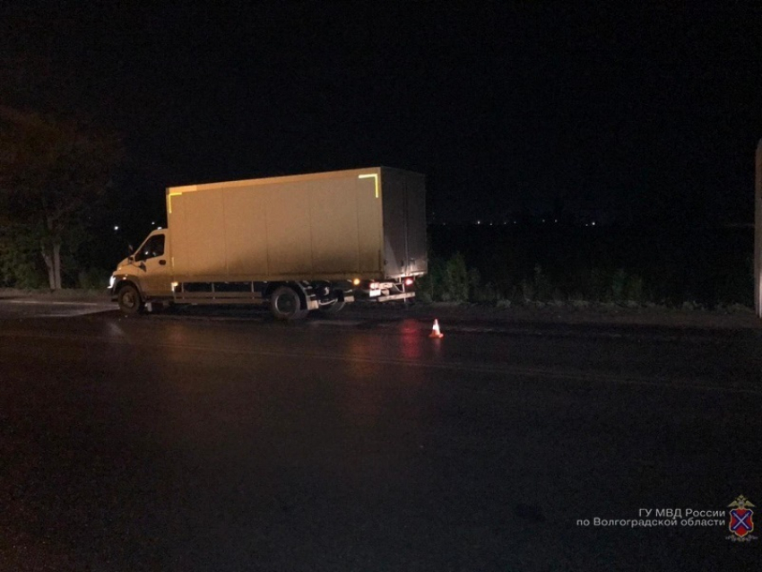 На севере Волгограда грузовик насмерть переехал пешехода