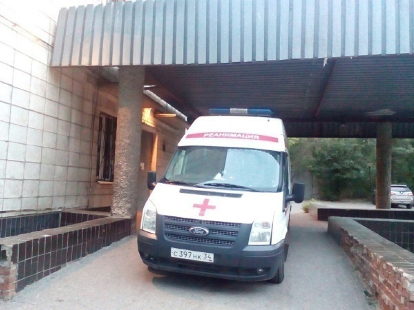 В Волгограде вызвали скорую мужчине, лежащему у входа в больницу