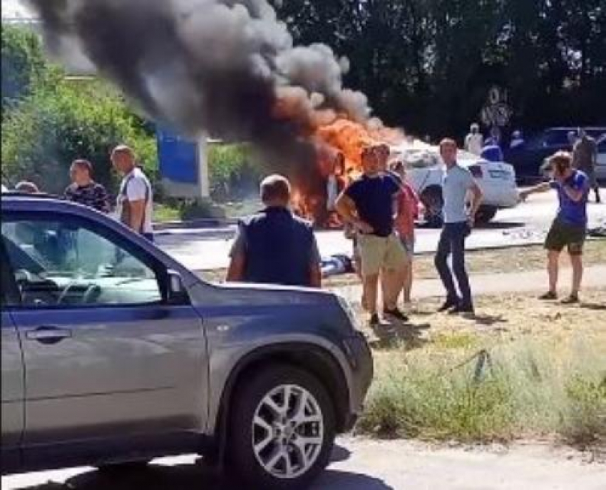 Женщина чудом выжила в горящем авто под Волгоградом: ее спасают врачи